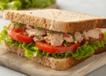 Este sanduíche natural de atum surpreende pelo sabor e leveza em apenas cinco minutos