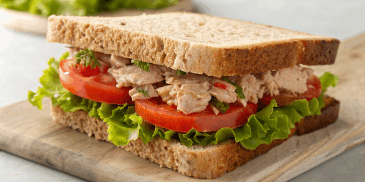 Este sanduíche natural de atum surpreende pelo sabor e leveza em apenas cinco minutos