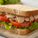 Este sanduíche natural de atum surpreende pelo sabor e leveza em apenas cinco minutos