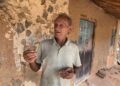 Aos 80 anos, ele vive sozinho em casa de barro construída em 1920 e rotina impressiona