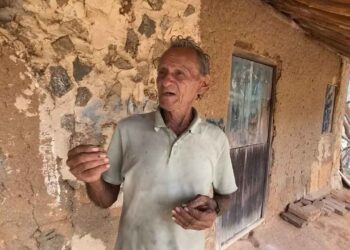 Aos 80 anos, ele vive sozinho em casa de barro construída em 1920 e rotina impressiona