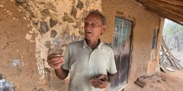 Aos 80 anos, ele vive sozinho em casa de barro construída em 1920 e rotina impressiona
