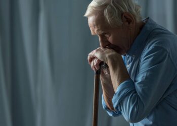 O peso de ser forte, por que os cuidadores da família são os que mais sofrem com a solidão na terceira idade