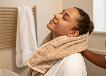 Usar toalha quente, o truque que alivia tensão no pescoço de um dia de trabalho difícil em minutos