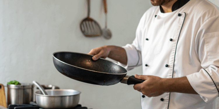 Chefs revelam o truque da frigideira fria que fica ”antiaderente” e  muda a forma de fazer ovos e bacon