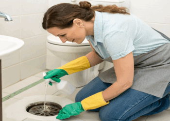 Cheiro de esgoto no banheiro pode ter causas simples e solução caseira resolve em 5 minutos em casa