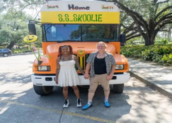 Casal transforma ônibus escolar antigo em casa e revela desafios da vida na estrada