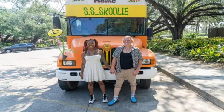 Casal transforma ônibus escolar antigo em casa e revela desafios da vida na estrada