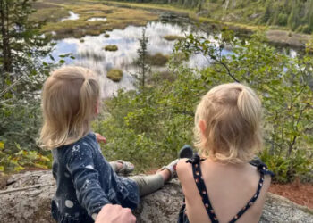 Família larga casa no subúrbio e vai morar num trailer no meio do nada e diz que nunca foi tão feliz