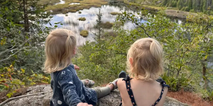 Família larga casa no subúrbio e vai morar num trailer no meio do nada e diz que nunca foi tão feliz