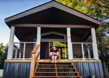 Nos mudamos para uma casa minúscula numa pequena cidade. Foi um sonho no começo, mas agora nos sentimos presos