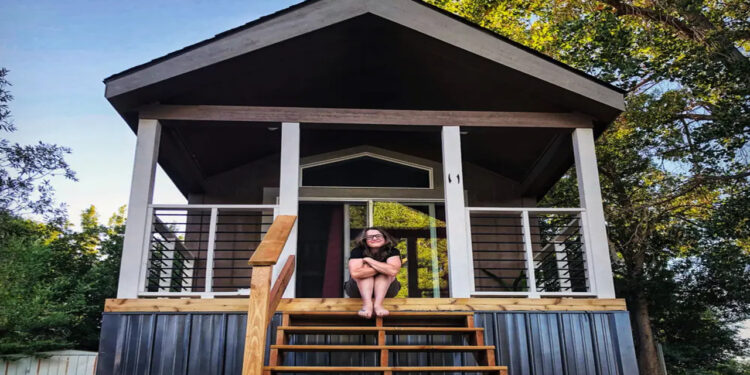 Nos mudamos para uma casa minúscula numa pequena cidade. Foi um sonho no começo, mas agora nos sentimos presos