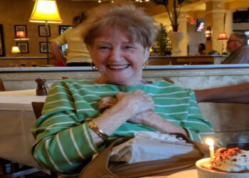 Ela mora sozinha em Las Vegas aos 93 anos, valoriza sua independência e mantém uma rotina sempre ativa.