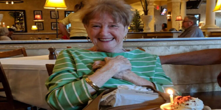 Ela mora sozinha em Las Vegas aos 93 anos, valoriza sua independência e mantém uma rotina sempre ativa.