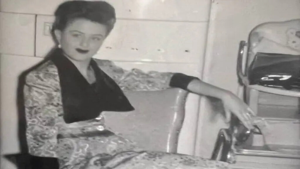 Ela mora sozinha em Las Vegas aos 93 anos, valoriza sua independência e mantém uma rotina sempre ativa.