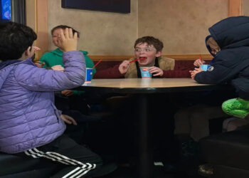 Meu filho de 8 anos convidou seus 4 melhores amigos para jantar. Fiquei em uma mesa separada e os observei se divertindo