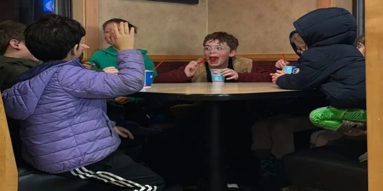 Meu filho de 8 anos convidou seus 4 melhores amigos para jantar. Fiquei em uma mesa separada e os observei se divertindo