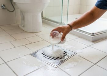 A maneira mais simples de afastar baratas do ralo é jogar esta combinação natural uma vez por semana