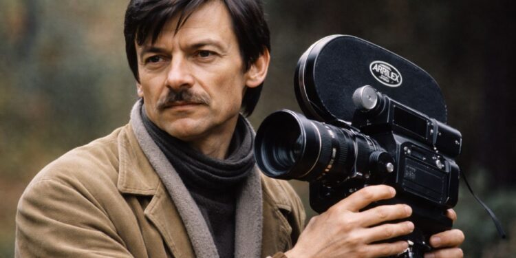 Andrei Tarkovsky, cineasta russo e inovador (1932–1986): “Fazer um filme é criar um mundo.”