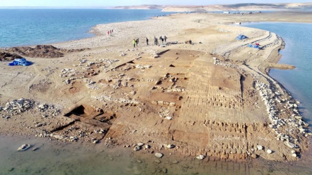 Arqueólogos descobrem cidade submersa de 3.400 anos no Iraque após seca extrema
