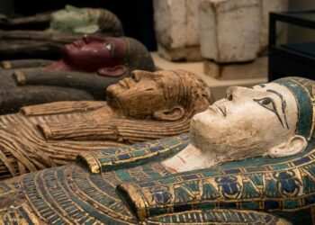 Arqueólogos espanhóis encontram múmia com um fragmento da "Ilíada" no interior, no Egito