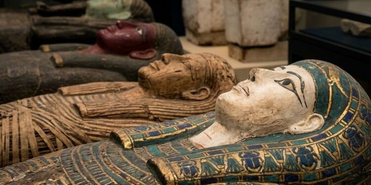 Arqueólogos espanhóis encontram múmia com um fragmento da "Ilíada" no interior, no Egito