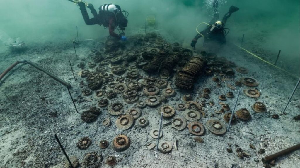 Arqueólogos seguiram uma mancha preta em um lago e descobriram mais de 1.000 artefatos romanos que foram recuperados