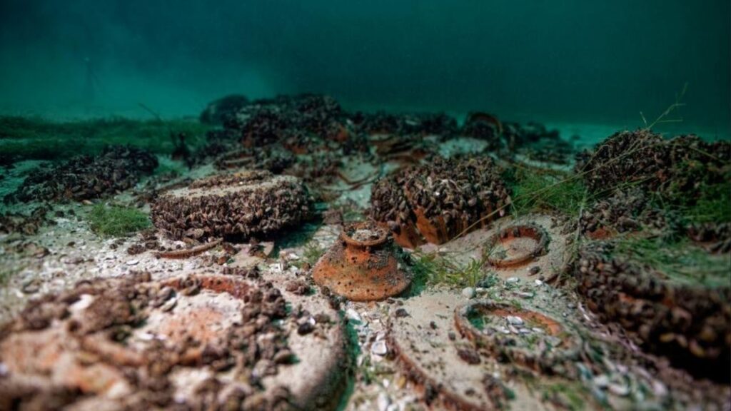 Arqueólogos seguiram uma mancha preta em um lago e descobriram mais de 1.000 artefatos romanos que foram recuperados