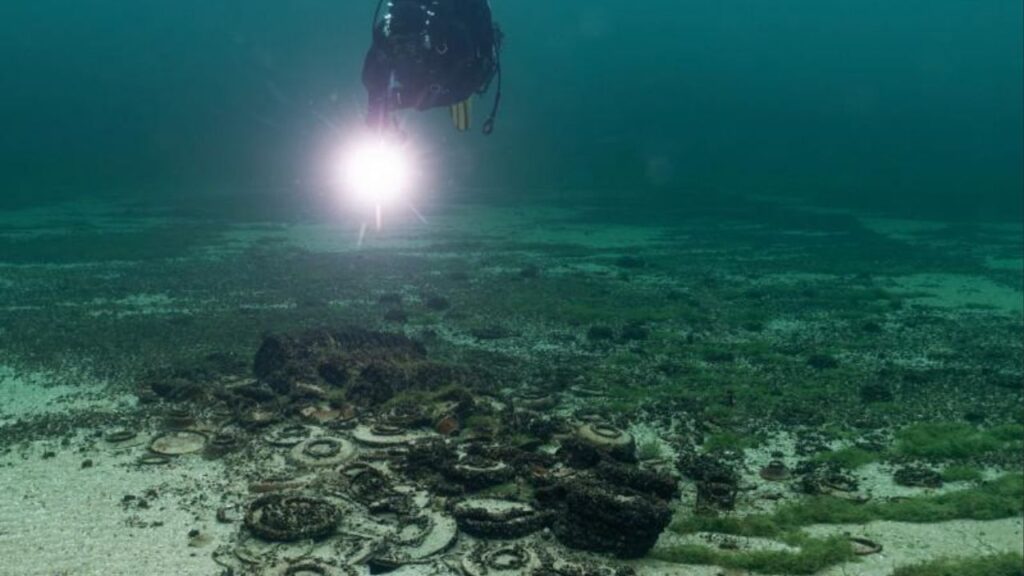 Arqueólogos seguiram uma mancha preta em um lago e descobriram mais de 1.000 artefatos romanos que foram recuperados