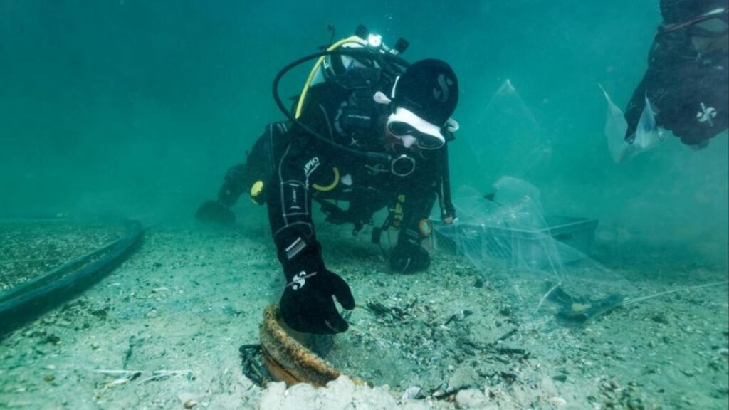 Arqueólogos seguiram uma mancha preta em um lago e descobriram mais de 1.000 artefatos romanos que foram recuperados