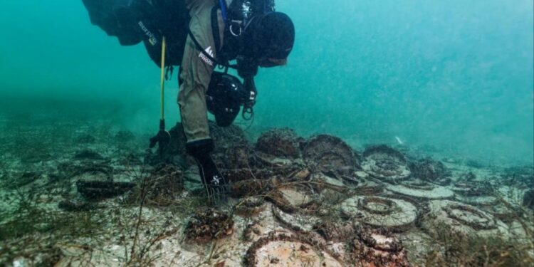 Arqueólogos seguiram uma mancha preta em um lago e descobriram mais de 1.000 artefatos romanos que foram recuperados