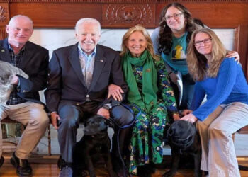 Biden adota dois labradores após problemas com cães na Casa Branca