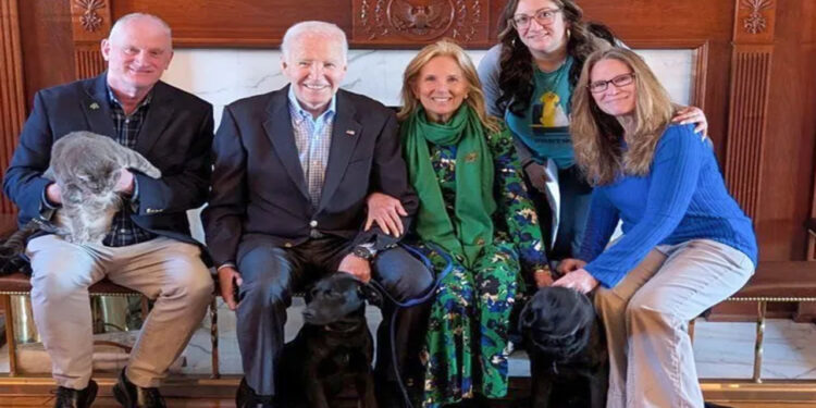 Biden adota dois labradores após problemas com cães na Casa Branca