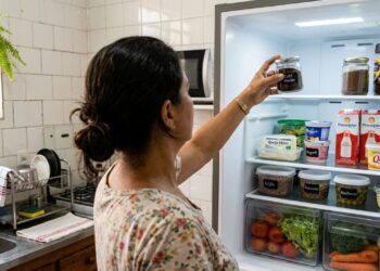 Adicione borra de café em um pote aberto na geladeira: um truque inteligente para uma cozinha sem odores