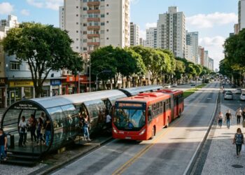 A capital com melhor qualidade de vida e a mais bem planejada do Brasil: com 68 m² de área verde por habitante e sistema de transporte copiado por 190 cidades do mundo inteiro
