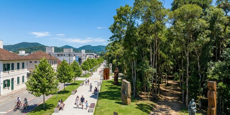 A cidade mais segura do Brasil esconde qualidade de vida europeia com 120 mil m² de mata no centro e o maior parque de esculturas a céu aberto da América do Sul