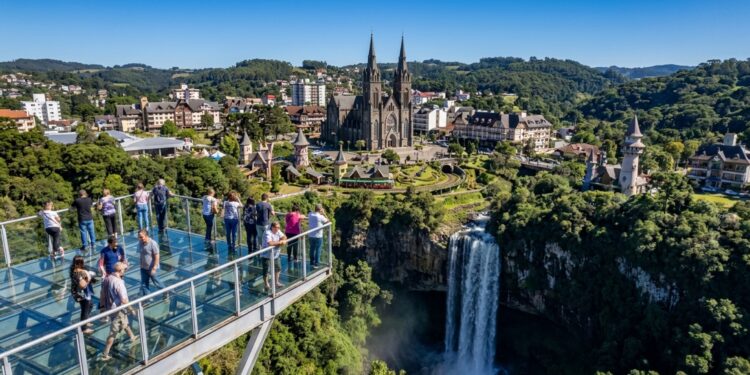 Capital Nacional dos Parques Temáticos com 22 atrações: a cidade gaúcha de 837 metros de altitude com cascata de 131 metros e plataforma de vidro a 360 metros do solo