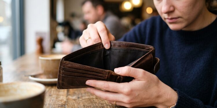 A sensação constante de falta de dinheiro pode não ter relação com sua renda atual, mas com o ambiente em que seu cérebro foi moldado