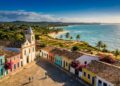 A vila colorida no litoral da Bahia que mistura romaria, praia de água morna e vida noturna animada