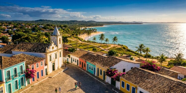 A vila colorida no litoral da Bahia que mistura romaria, praia de água morna e vida noturna animada