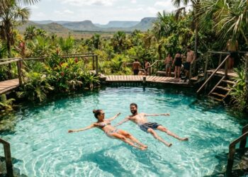 O vilarejo cercado por fervedouros de águas cristalinas que ninguém consegue afundar e dunas alaranjadas que virou cenário de novela e sonho dos brasileiros