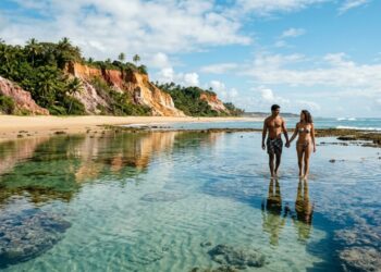 Esse paraíso intocado no sul da Bahia tem águas azul-turquesa tão transparentes que refletem o céu e conquistou o ranking da América do Sul