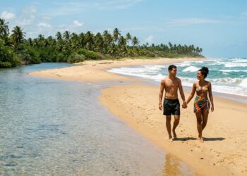 Rio cristalino ao lado do mar azul: a praia baiana em reserva estadual que preserva o encontro das águas