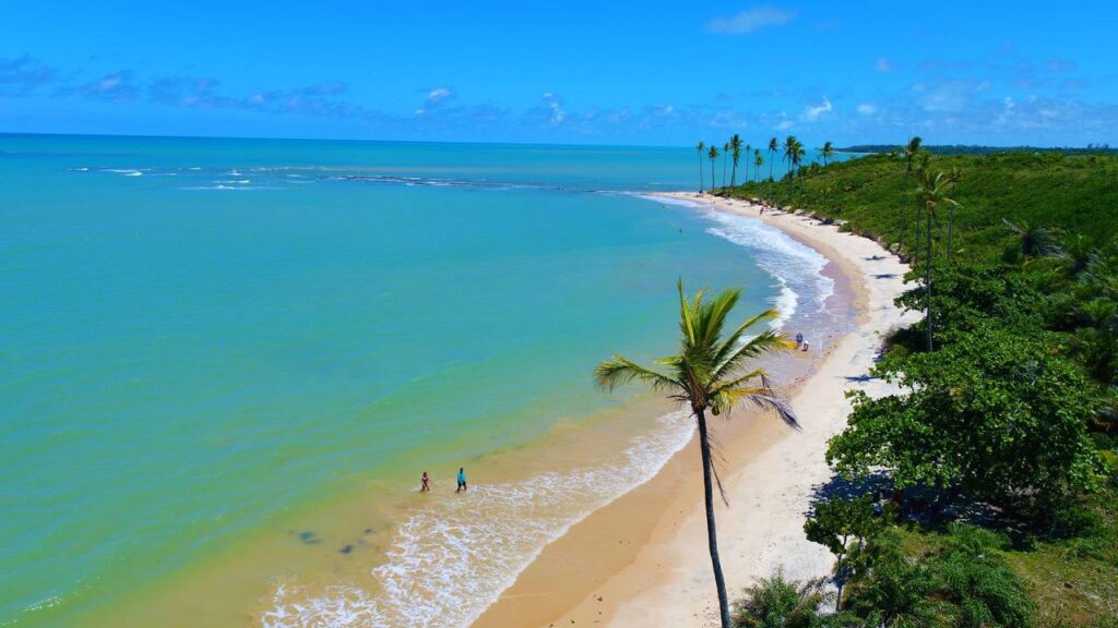 O vilarejo baiano onde a floresta encontra o mar com águas azuis como o Caribe e os turistas ainda são mais raros que as baleias jubartes