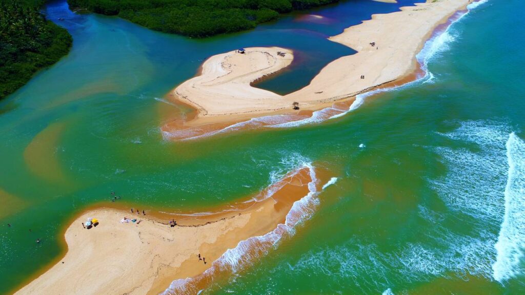 O vilarejo baiano onde a floresta encontra o mar com águas azuis como o Caribe e os turistas ainda são mais raros que as baleias jubartes