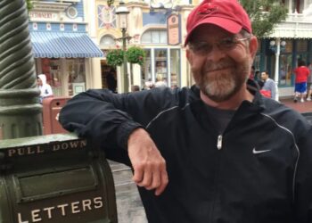 Ele foi carteiro por 31 anos antes de se aposentar. Agora entrega flores em meio período