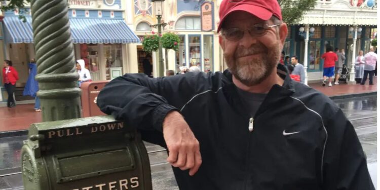 Ele foi carteiro por 31 anos antes de se aposentar. Agora entrega flores em meio período