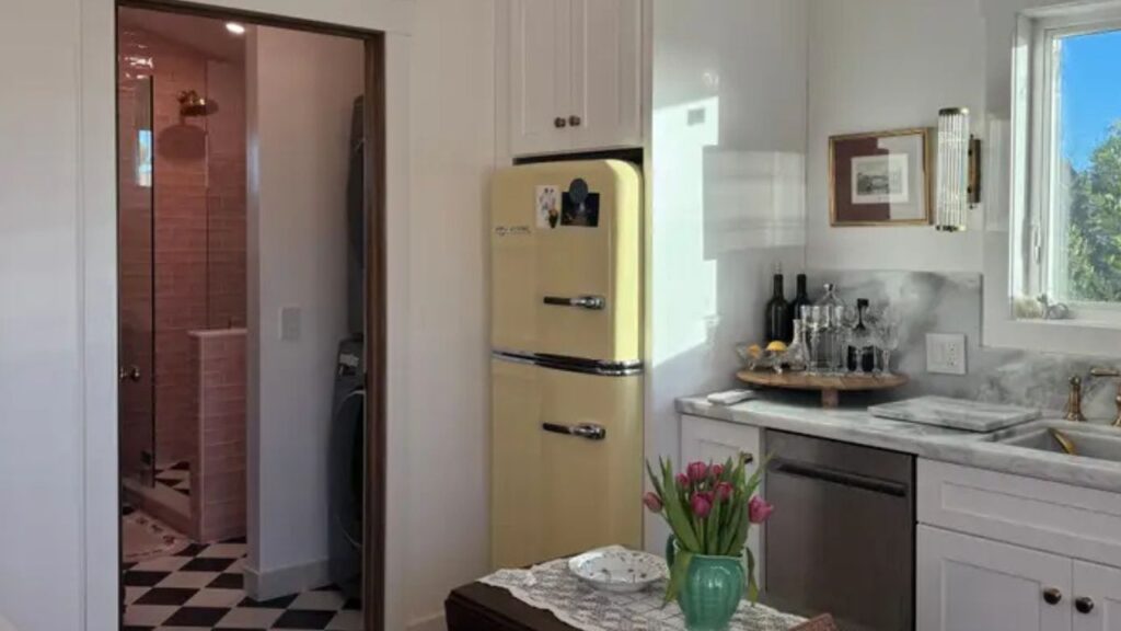 Meus pais construíram uma mini casa para mim na propriedade deles e agora moro sem pagar aluguel.