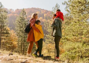 Minha família de 4 se mudou para uma cidade pequena para reduzir custos. Conforme nosso ritmo de vida desacelerou, nos aproximamos como família.