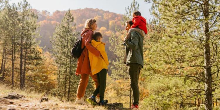 Minha família de 4 se mudou para uma cidade pequena para reduzir custos. Conforme nosso ritmo de vida desacelerou, nos aproximamos como família.